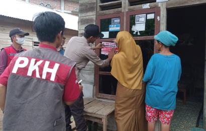 Polsek Kerkap Dampingi Pemerintah Melakukan Pemasangan Stiker Penerima Program Bansos Agar Tepat Sasaran