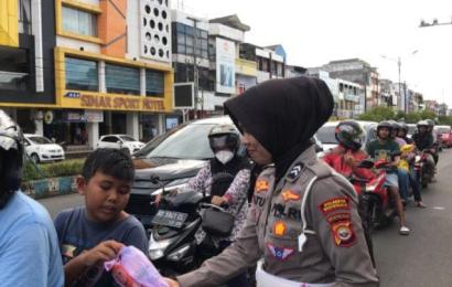 Polresta Bengkulu Berbagi 300 Takjil di Simpang 5 Ratu Samban