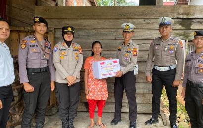 Polres Bengkulu Tengah Bagikan Sembako di Desa Renah Semanik