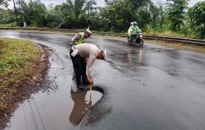 Satlantas Polres Bengkulu Tengah Lakukan Pengecekan Jalan Berlubang di Jalan Lintas Bengkulu Kepahiang