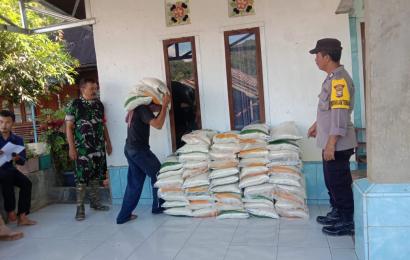 Polsek Lebong Selatan Kawal Pendistribusian Cadangan Beras ke KPM di 2 Kecamatan