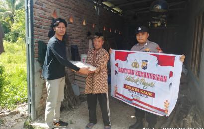 Warga Merpas Terima Bansos dari Polsek Nasal