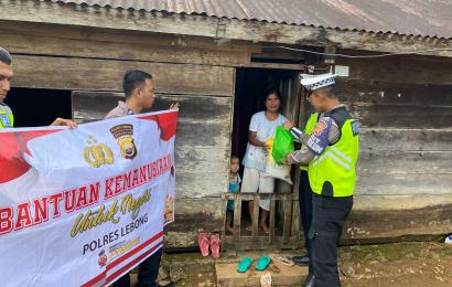 Satlantas Polres Lebong Salurkan Bansos ke Warga di Lebong Atas