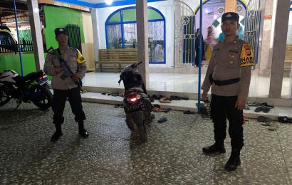 Polsek Padang Ulak Tanding Melaksanakan Kegiatan Pengamanan Ibadah Salat Tarawih