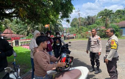 Polsek Padang Ulak Tanding Berikan Pengawalan di Jalan Lintas Padang Ulak Tanding - Curup