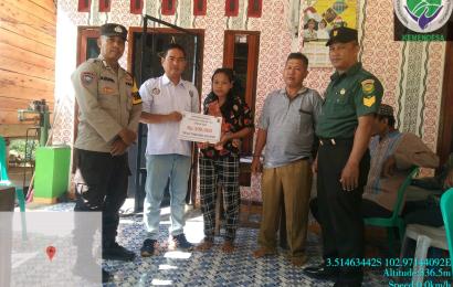 Bhabinkamtibmas Polsek Kotapadang Berikan Pengamanan Penyaluran BLT-DD di Desa Tanjung Gelang 