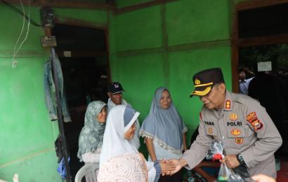Kapolres Kepahiang Pimpin Langsung Pemberian Bantuan Kemanusian Untuk Negeri