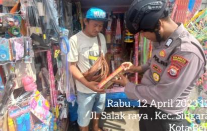Ciptakan Kondusifitas Kamtibmas, Patroli Sat Samapta Polresta Bengkulu Cek Pedagang Kembang Api
