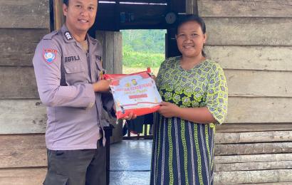 Polsek Muara Sahung Kembali Salurkan Bansos, Kali ini Untuk Ibu Ria