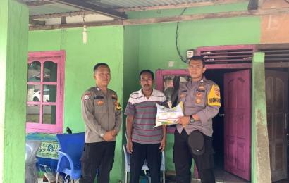 Polsek Tanjung Kemuning Salurkan Bansos Kepada Pak Milman