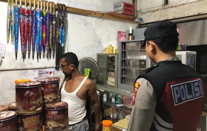 Maraknya Peredaran Uang Palsu, Personel Polsek Batik Nau Imbau Warga Untuk Berhati-Hati