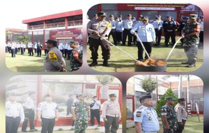 Bersama Babinsa, Bhabinkamtibmas Hadiri Pemusnahan Barang Hasil Razia