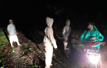 Angin Kencang Sebabkan Pohon Tumbang, Polsek Lebong Atas Terjunkan Personel Pantau Situasi