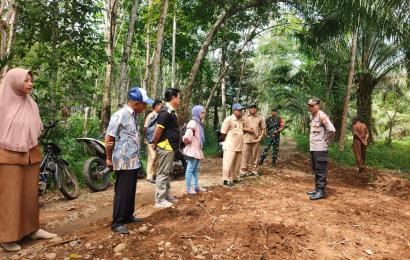 Kapolsek Padang Jaya Terjun Langsung Tinjau Pelaksanaan Sertifikasi Pembangunan Fisik DD Tahap 1 