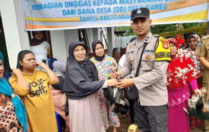 Bhabinkamtibmas Hadiri Pembagian Unggas ke Warga Desa Daneu
