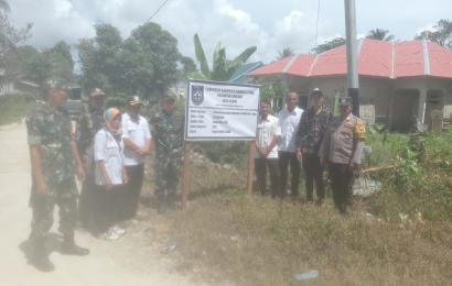 Bhabinkamtibmas Polsek Enggano Hadiri Penetapan Titik Nol Pembangunan Jalan Desa Kaana