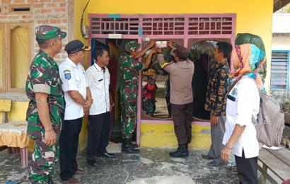 Bhabinkamtibmas Polsek Enggano Dampingi Pemerintah Desa Melakukan Penempelan Stiker di Rumah Warga Penerimaan BLT 