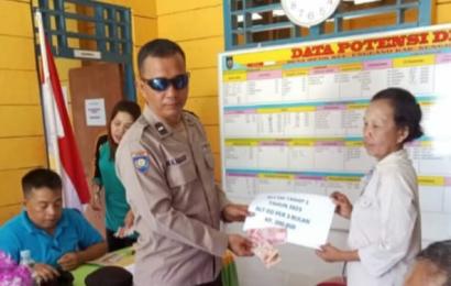 Bhabinkamtibmas Polsek Enggano Dampingi Penyaluran BLT-DD Warga Desa Meok