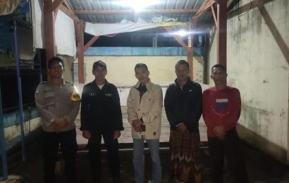 Tingkatkan Kewaspadaan Warga, Bhabinkamtibmas Cek Pos Ronda