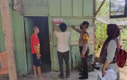 Bhabinkamtibmas Polsek Ketahun Dampingi Penempelan Stiker Warga Penerima PKH dan BPNT