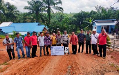 Bhabinkamtibmas Polsek Ketahun Monitor Titik Nol Pembangunan Rabat Beton Desa Bukit Harapan