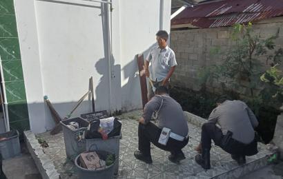 Jumat Religi, Personel Polsek Gading Cempaka Bersih-Bersih Masjid Al Munawwar