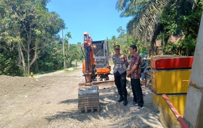 Jembatan Batik Nau Mulai Dilakukan Perbaikan, Kapolsek Batik Nau Monitor Langsung