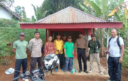 Membaur Bersama Warga, Bhabinkamtibmas Turut Serta Gotong Royong Bersihkan Poskamling