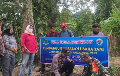 Bhabinkamtibmas Polsek Lebong Tengah Hadiri Titik Nol Pembangunan Jalan Usaha Tani