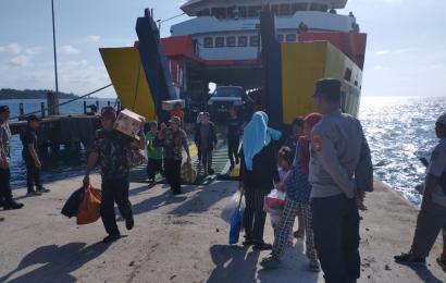 Kapolsek Enggano Pantau Langsung Pengamanan Kedatangan Kapal  Di Pelabuhan Kahyapu Pulau Enggano