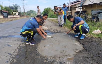 Peduli Keselamatan Masyarakat, Polsek Padang Jaya Tambal Jalan Berlubang Bersama Warga