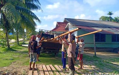 Bhabinkamtibmas Poslek Enggano Gotong Royong Bersama Warga 