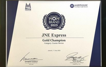JNE Raih Penghargaan Gold Champion Kategori Courier Service Indonesia WOW Brand 2023 