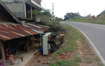 Supir Ngantuk, Mobil Oleng dan Terguling Didepan Rumah Warga