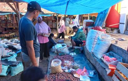 Polsek Penarik Raya Monitoring Stok dan Harga Sembako di Pasar Beringin Semar