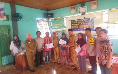 Sambang, Bhabinkamtibmas Hadiri Pembagian BLT DD 