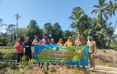 Sinergi, Bhabinkamtibmas Hadiri Pembagian BLT di Desa Ujung Tanjung 2