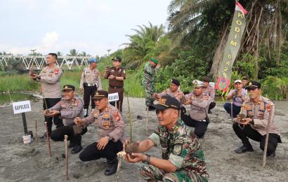 Polres Seluma dan Forkopimda Tanam Mangrove di Muara Baru