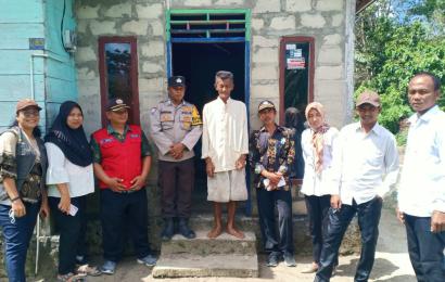 Bhabinkamtibmas Polsek Enggano Dampingi Pemdes Trans Kaana Melakukan Pemasangan Stiker Penerima Dana BLT-DD Desa 
