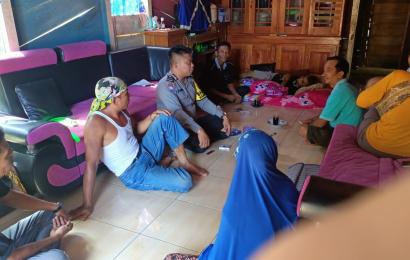 Bhabinkamtibmas Polsek Batik Nau Sambangi Warganya yang Sakit 
