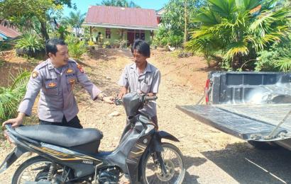 Polisi Batik Nau Bantu Motor Warga yang Mogok