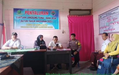 Bhabinkamtibmas Polsek Lebong Utara Hadiri Pembagian BLT DD Desa Pangkalan 