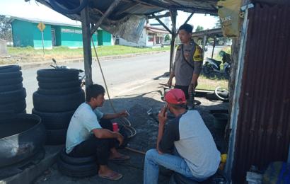 Bhabinkamtibmas Polsek Kota Manna Sapa Warga Desa Binaan Melalui Sambang Dialogis 