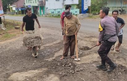 Bhabinkamtibmas Polsek Padang Jaya Gandeng Warga Gotong Royong Perbaiki Jalan
