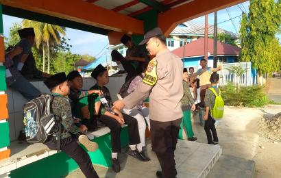 Bhabinkamtibmas Polsek Kota Manna Sambang Sekolah
