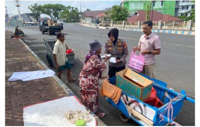 Jumat Berbagi, Personel Polresta Bengkulu Turun ke Jalan Bagikan Nasi Kotak