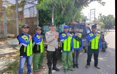 Bhabinkamtibmas Polsek Teluk Segara Monitoring dan Atur Lalin di Pesta Pernikahan Warga