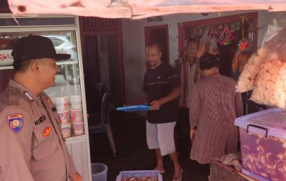 Polsek Kota Manna Sampaikan Imbauan Kepada Wisatawan dan Pedagang Pantai Pasar Bawah
