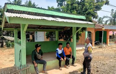 Rutin Sambangi Pos Kamling, ini Pesan Bhabinkamtibmas kepada Masyarakat