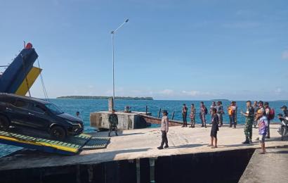 Anggota Polsek Enggano Lakukan Pengamanan Kedatangan dan Keberangkatan Kapal Feri